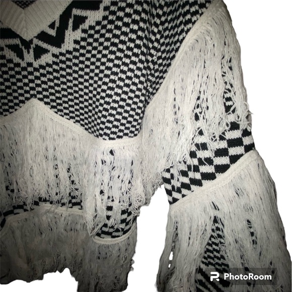 🆕Boho Black & White Checkered Fringe Sweater - Picture 4 of 8